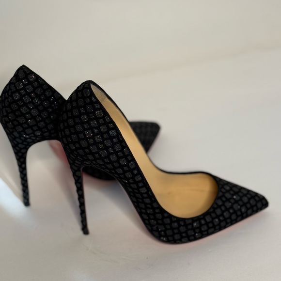 Christian Louboutin Pumps – the ultimate luxury with the iconic red sole! - Picture 5 of 5